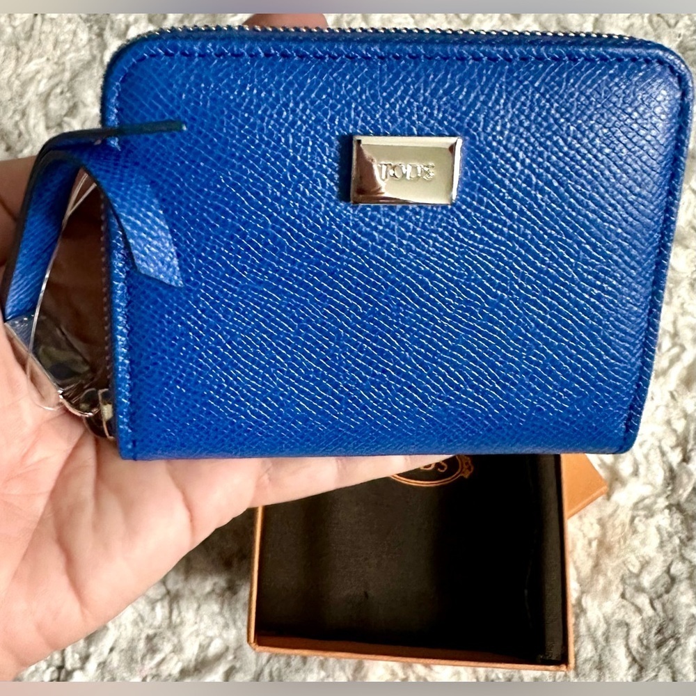 Discontinued Tod’s Blue Pebbled Leather Zip Around Wallet NWT Box Made Italy